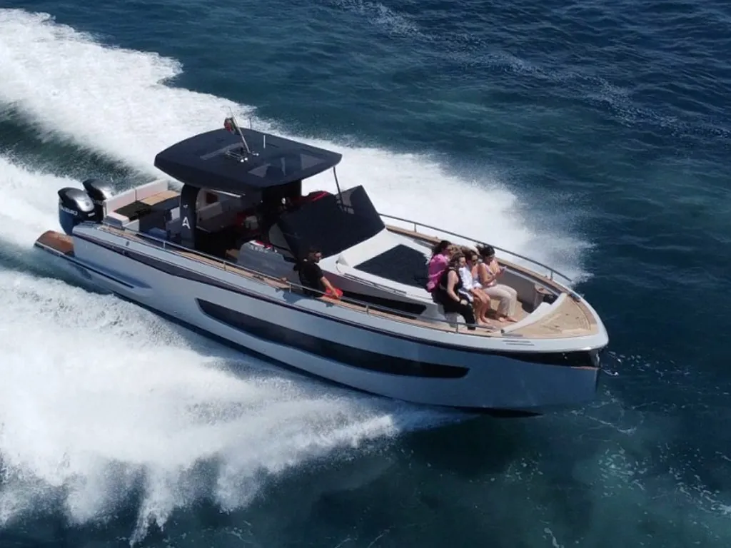 Eine Gruppe von Menschen fährt auf der Federika III, einem Italyure 38 Sport Motorboot, im Meer. Im Hinblick auf Yachtcharter und einschließlich der A-Gruppe wird dieser Text neu verfasst.

Eine Gruppe von Personen chartert die Federika III, ein italienisches Italiener 38 Sportmotorboot, für eine Fahrt auf dem Ozean. Bezogen auf den Yachtcharter und unter besonderer Berücksichtigung der A-Gruppe erstreckt sich diese Erfahrung des luxuriösen Bootfahrens über Meer und Wellen.