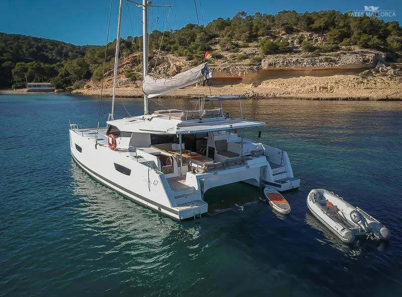 Eine Fountaine Pajot Saona 47 Yacht ist im Wasser vertaut. In Bezug auf den Yachtcharter bietet diese einen unvergleichlichen Luxus und Komfort. Mit ihrer hervorragenden Handhabung auf See ermöglicht sie ein einzigartiges Charter-Erlebnis.