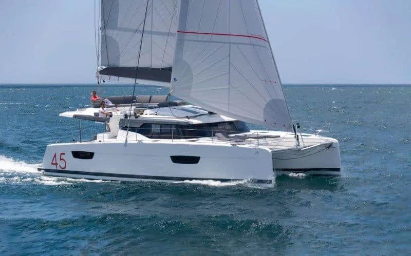 Ein weißer Katamaran von Fountaine Pajot, der im Meer segelt.
